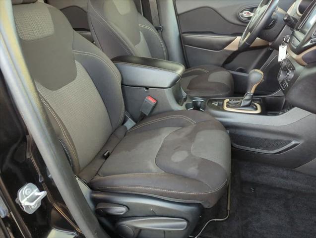 Photo of 2017 Diamond Black Jeep Cherokee