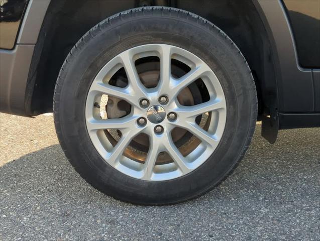 Photo of 2017 Diamond Black Jeep Cherokee