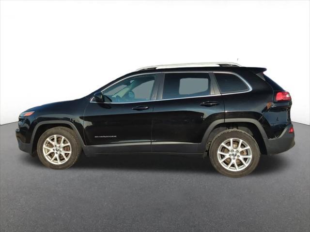 Photo of 2017 Diamond Black Jeep Cherokee