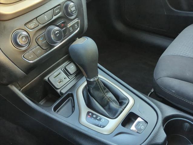 Photo of 2017 Diamond Black Jeep Cherokee