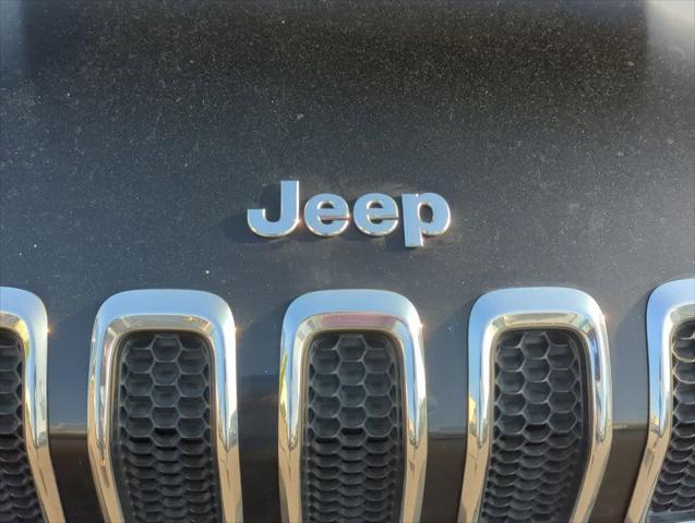 Photo of 2017 Diamond Black Jeep Cherokee