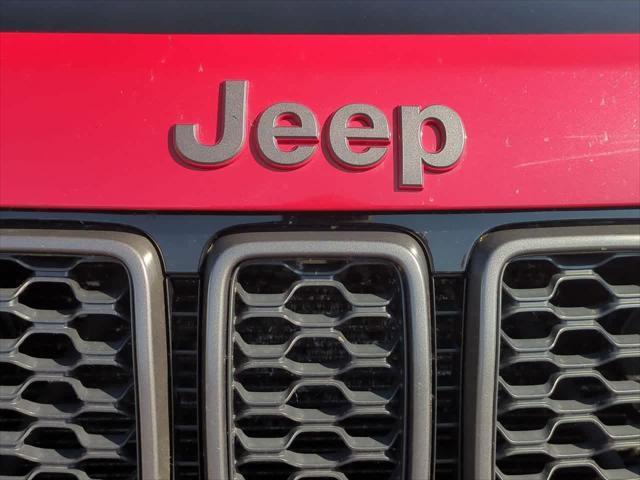 Photo of 2017 Redline 2 Coat Pearl Jeep Grand Cherokee
