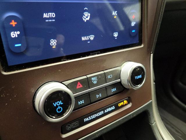 Photo of 2021 Blue Ford Edge