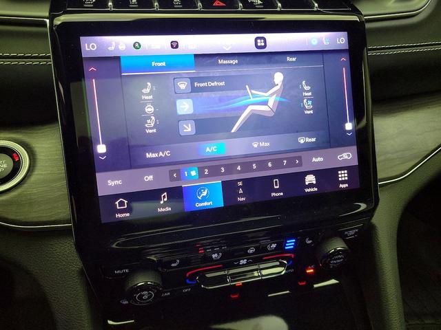 Photo of 2023 Silver Jeep Grand Cherokee