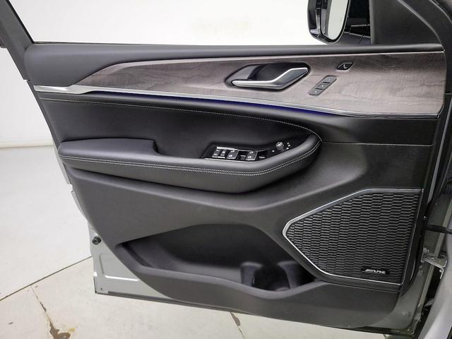 Photo of 2023 Silver Jeep Grand Cherokee