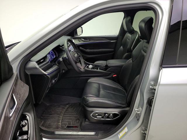 Photo of 2023 Silver Jeep Grand Cherokee