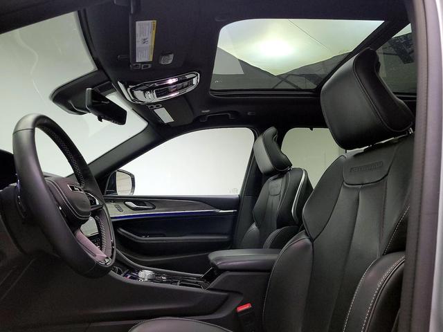Photo of 2023 Silver Jeep Grand Cherokee