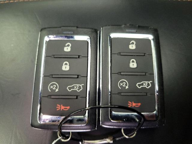 Photo of 2023 White Jeep Grand Cherokee
