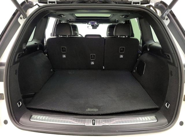Photo of 2023 White Jeep Grand Cherokee