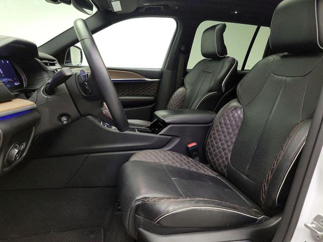 Photo of 2023 White Jeep Grand Cherokee