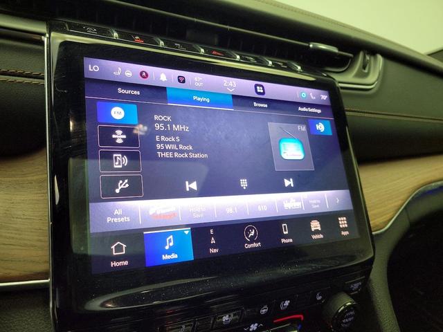 Photo of 2023 White Jeep Grand Cherokee