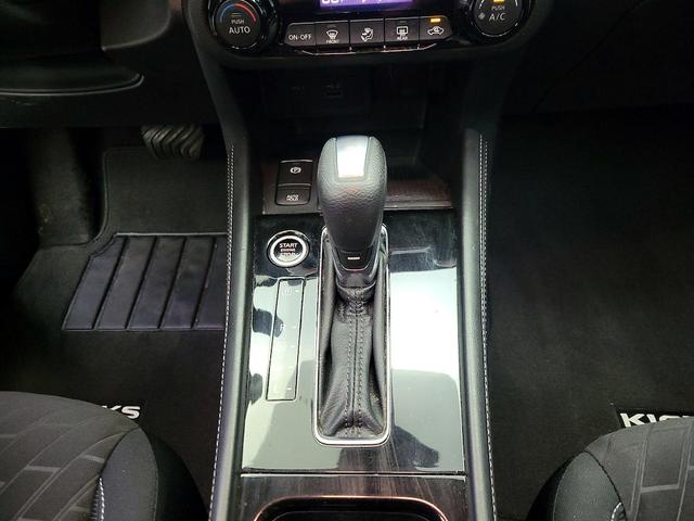 Photo of 2021 Gray Nissan Kicks