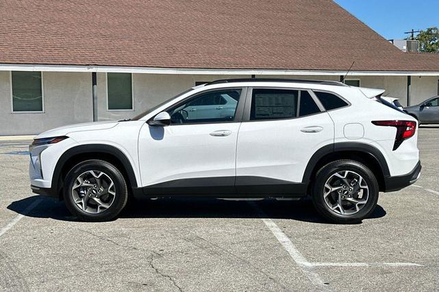 Photo of 2025 Summit White Chevrolet Trax