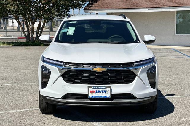 Photo of 2025 Summit White Chevrolet Trax
