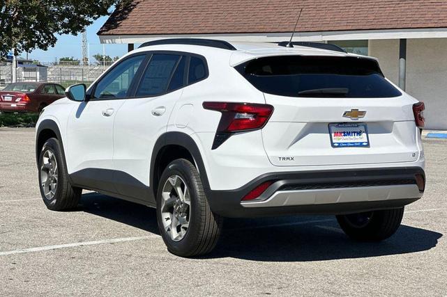 Photo of 2025 Summit White Chevrolet Trax