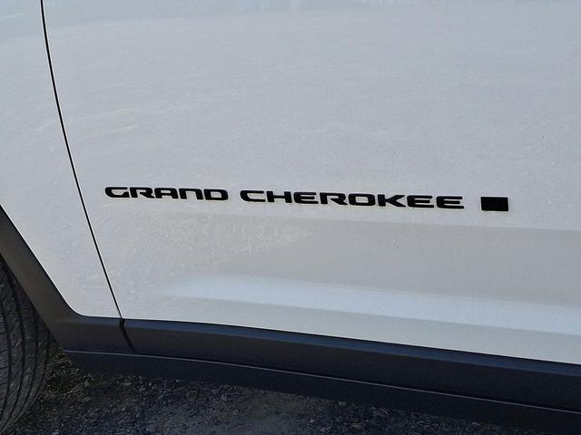 Photo of 2022 Bright White Clearcoat Jeep Grand Cherokee