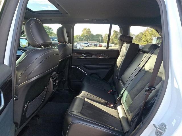 Photo of 2022 Bright White Clearcoat Jeep Grand Cherokee