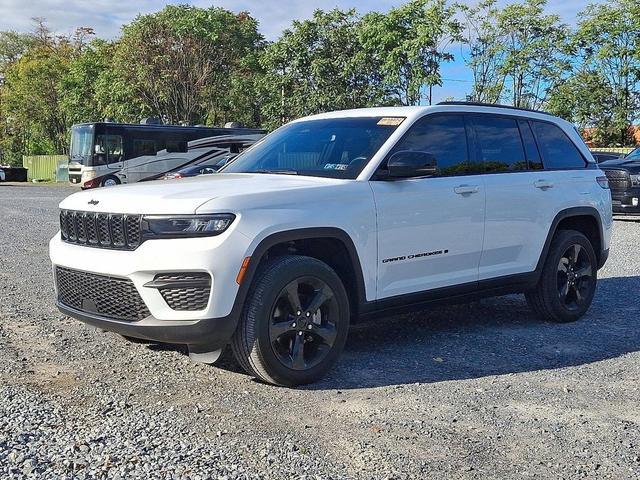 Photo of 2022 Bright White Clearcoat Jeep Grand Cherokee