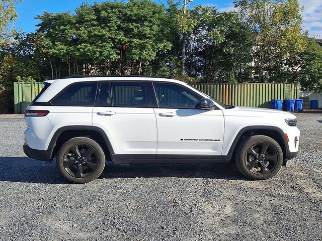 Photo of 2022 Bright White Clearcoat Jeep Grand Cherokee