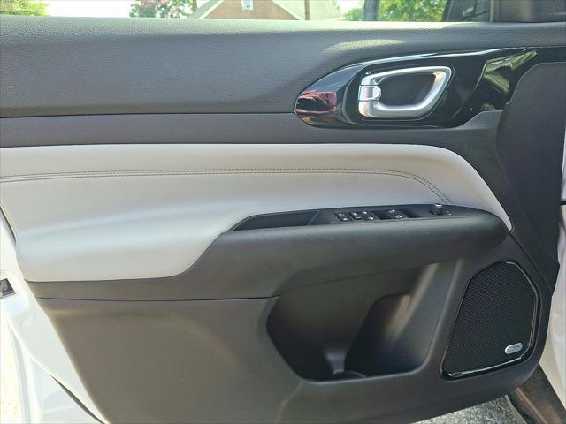 Photo of 2025 Bright White Clearcoat Jeep Compass