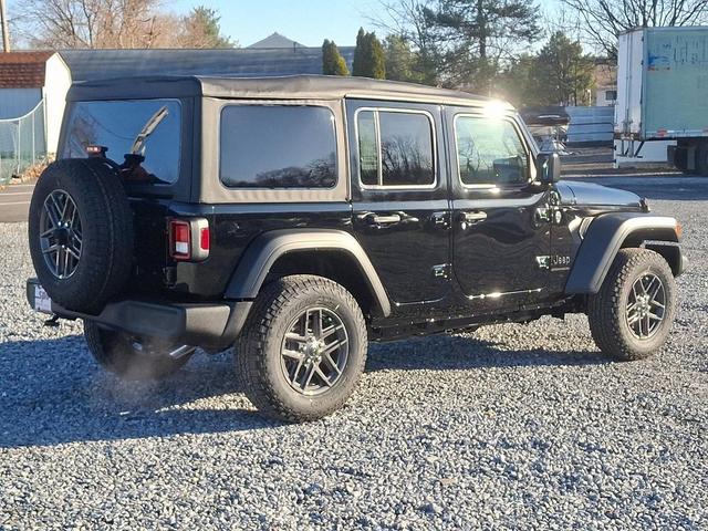 Photo of 2025 Black Clearcoat Jeep Wrangler