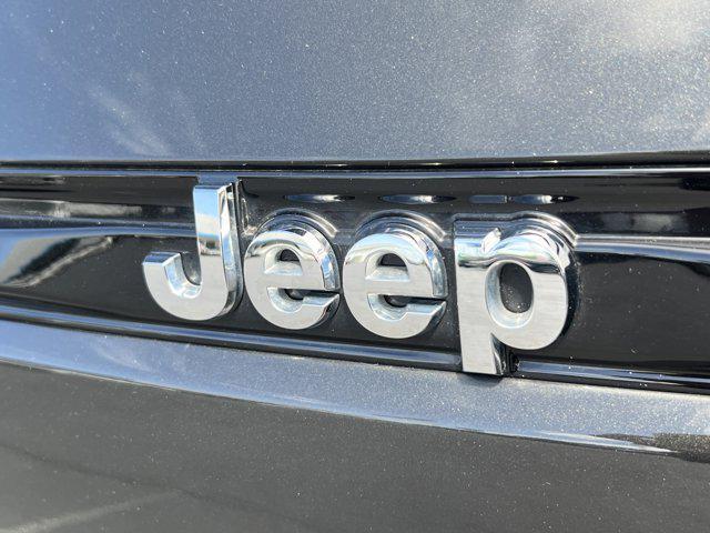 Photo of 2023 Rocky Mountain Pearlcoat Jeep Grand Cherokee