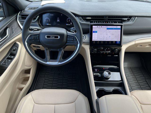 Photo of 2023 Rocky Mountain Pearlcoat Jeep Grand Cherokee
