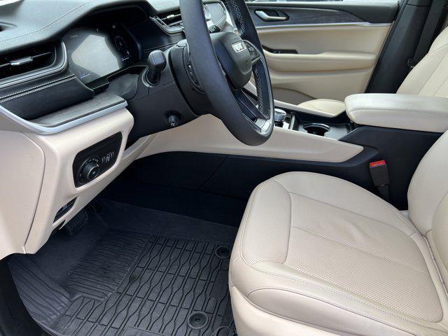 Photo of 2023 Rocky Mountain Pearlcoat Jeep Grand Cherokee