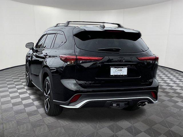 Photo of 2022 Midnight Black Metallic Toyota Highlander