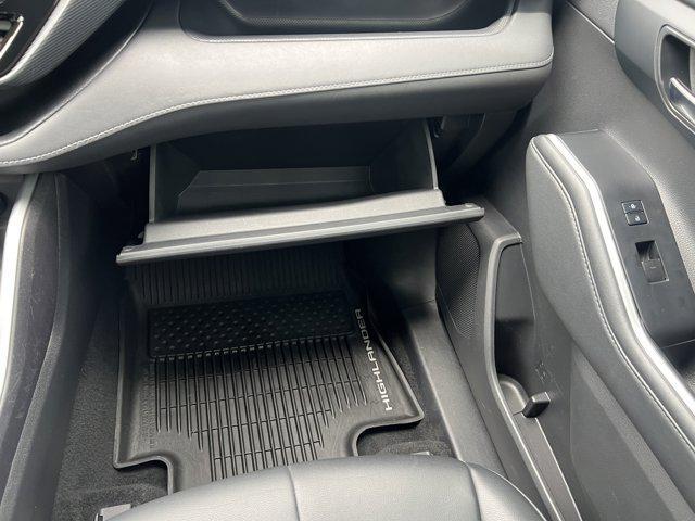 Photo of 2022 Midnight Black Metallic Toyota Highlander