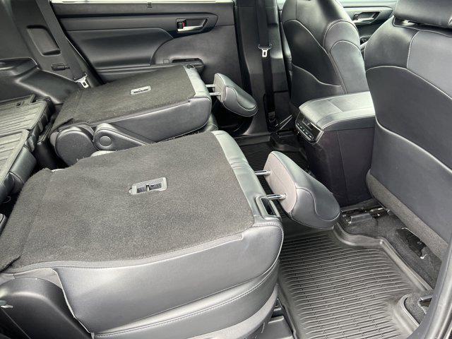 Photo of 2022 Midnight Black Metallic Toyota Highlander
