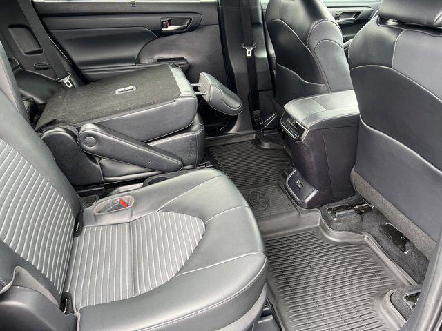 Photo of 2022 Midnight Black Metallic Toyota Highlander
