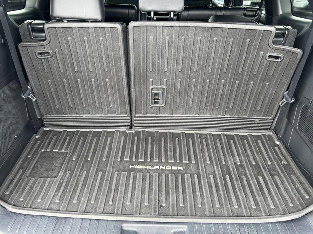 Photo of 2022 Midnight Black Metallic Toyota Highlander