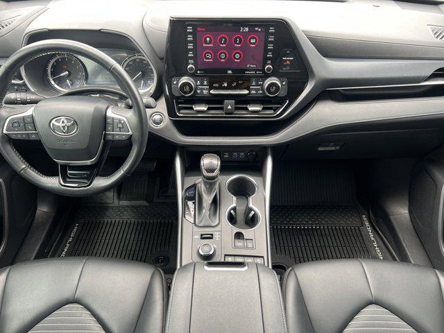 Photo of 2022 Midnight Black Metallic Toyota Highlander