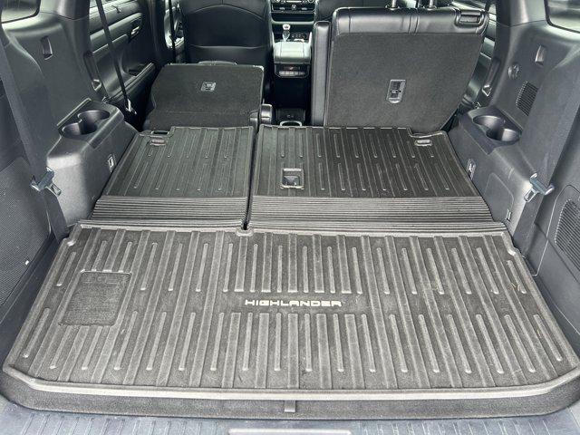 Photo of 2022 Midnight Black Metallic Toyota Highlander