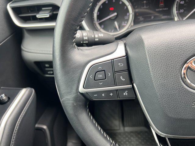 Photo of 2022 Midnight Black Metallic Toyota Highlander