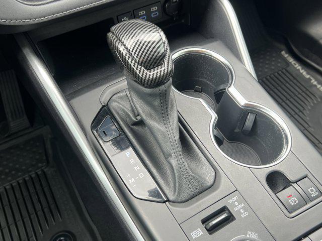 Photo of 2022 Midnight Black Metallic Toyota Highlander