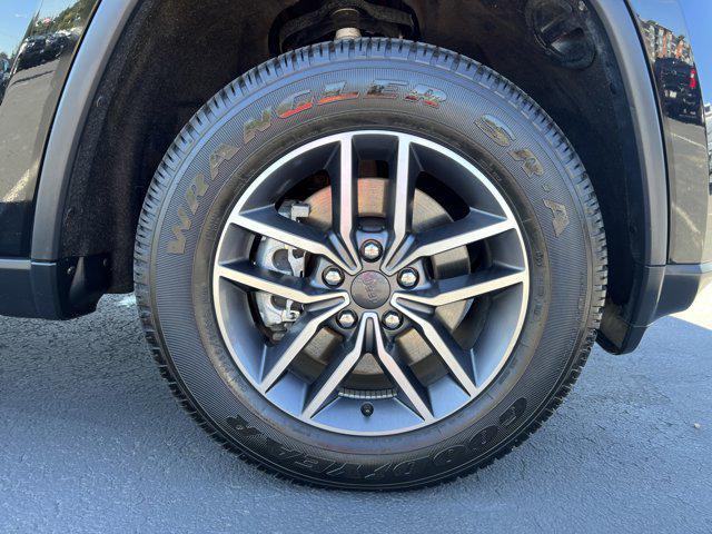 Photo of 2022 Diamond Black Crystal Pearlcoat Jeep Grand Cherokee