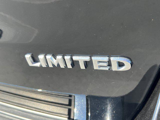 Photo of 2022 Diamond Black Crystal Pearlcoat Jeep Grand Cherokee