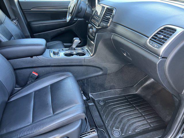 Photo of 2022 Diamond Black Crystal Pearlcoat Jeep Grand Cherokee