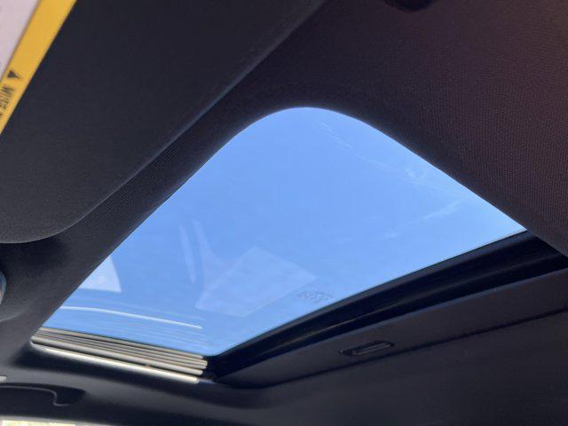 Photo of 2022 Diamond Black Crystal Pearlcoat Jeep Grand Cherokee