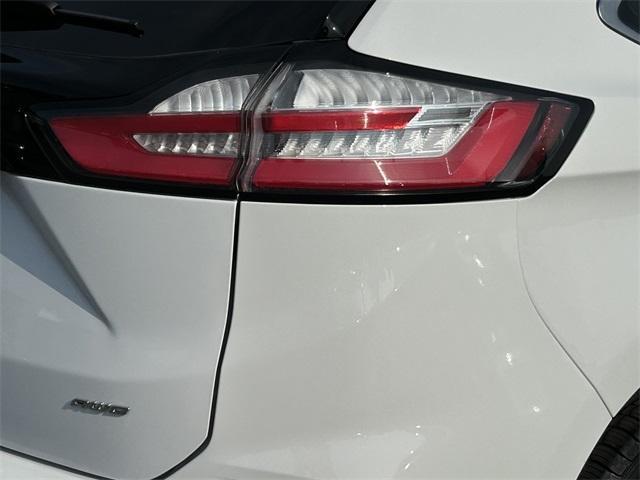 Photo of 2024 Oxford White Ford Edge