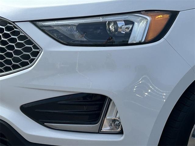 Photo of 2024 Oxford White Ford Edge