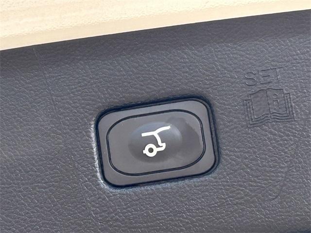 Photo of 2024 Oxford White Ford Edge