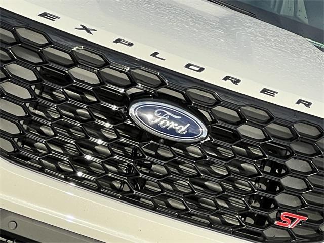 Photo of 2025 Star White Ford Explorer