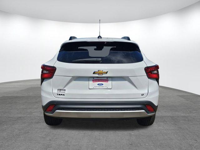 Photo of 2024 White Chevrolet Trax