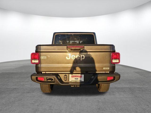 Photo of 2023 Granite Crystal Clearcoat Metallic Jeep Gladiator