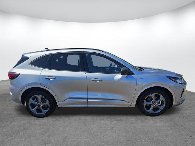 Photo of 2023 Iconic Silver Metallic Ford Escape
