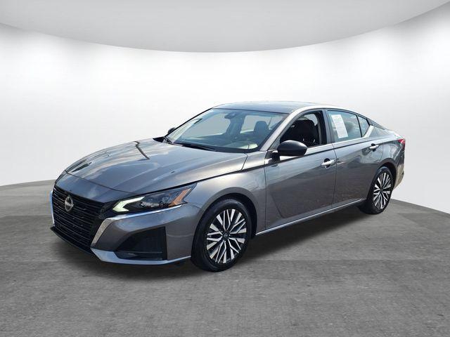 Photo of 2024 Gun Metallic Nissan Altima
