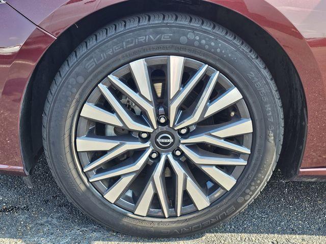 Photo of 2023 Garnet Pearl Nissan Altima